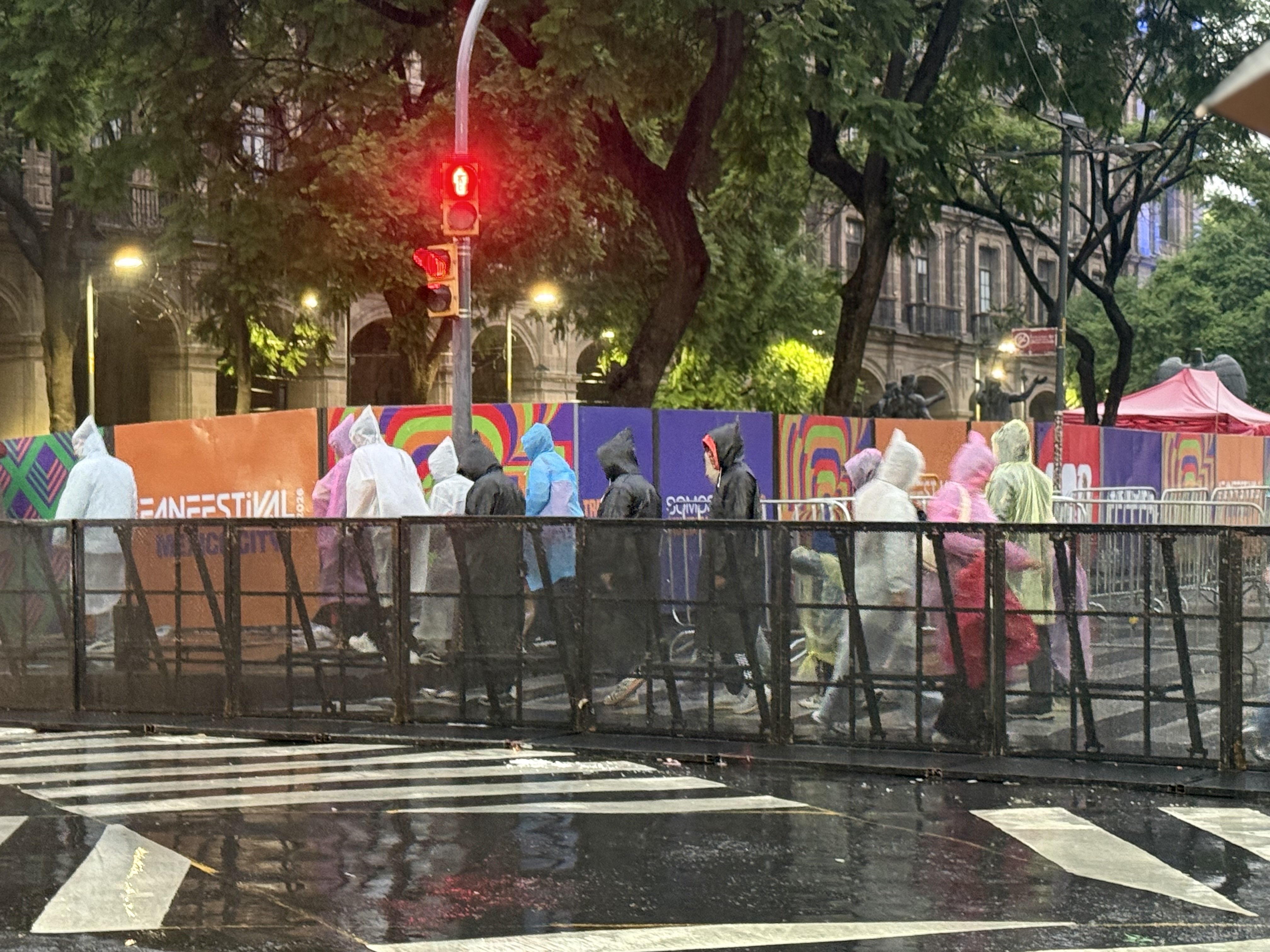 Personas bajo la lluvia en CDMX el 28 de junio 2026
