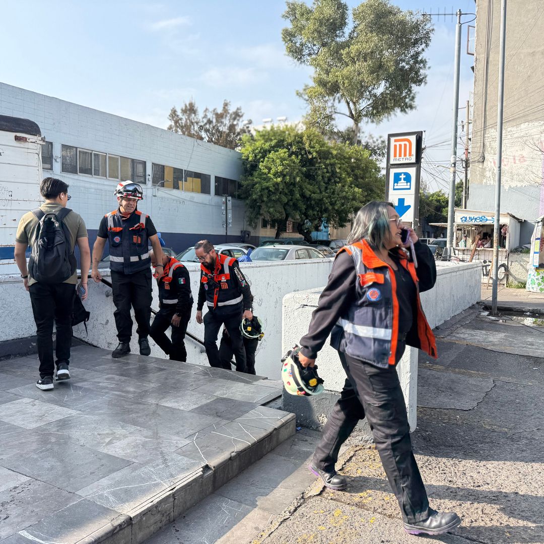 Protección Civil en estación de L2 · Calzada de tlalpan, Cuauhtémoc  | Itzel Cruz Alanis