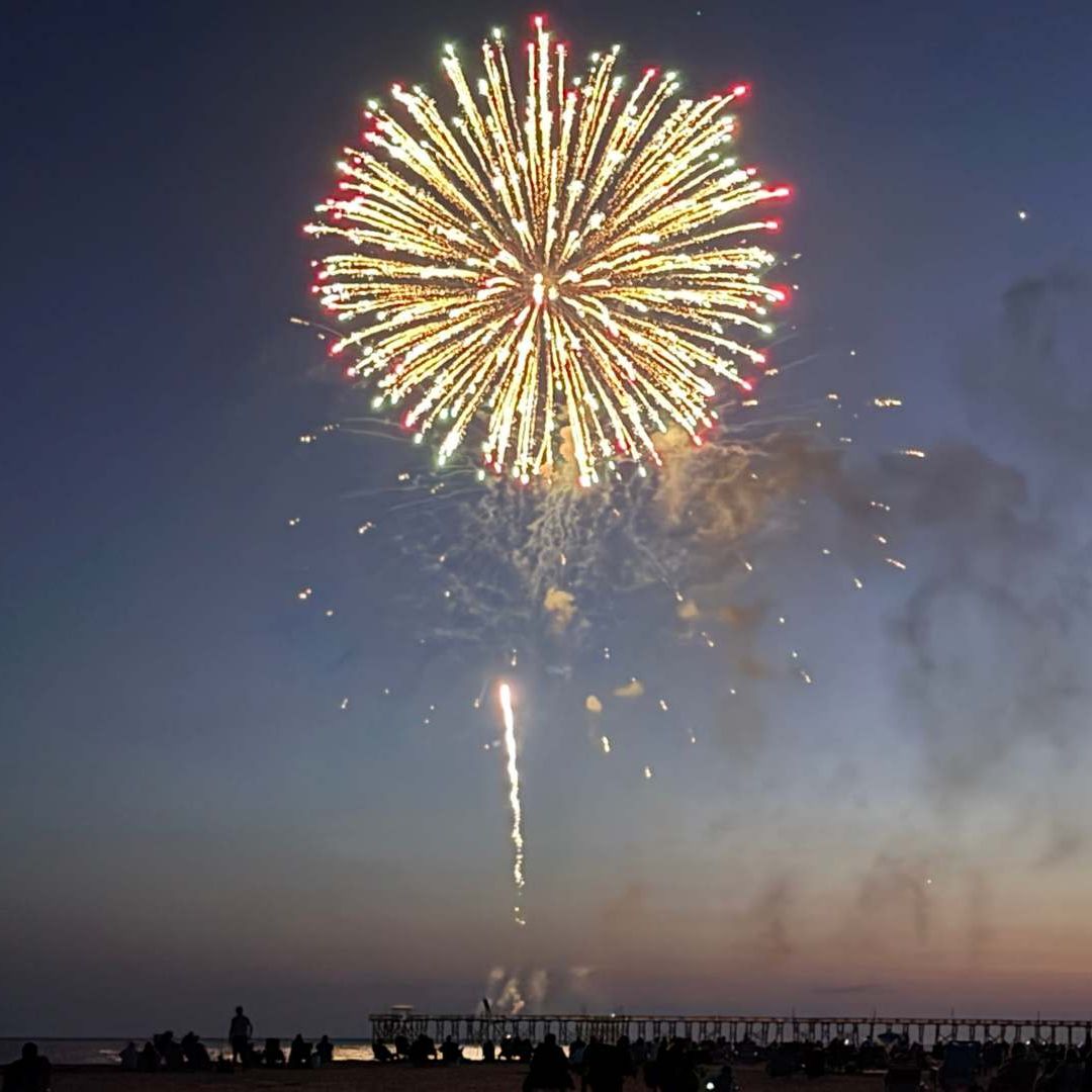 Fuegos artificiales sobre Oak Island, Carolina del Norte. Foto: USA Today vía Reuters