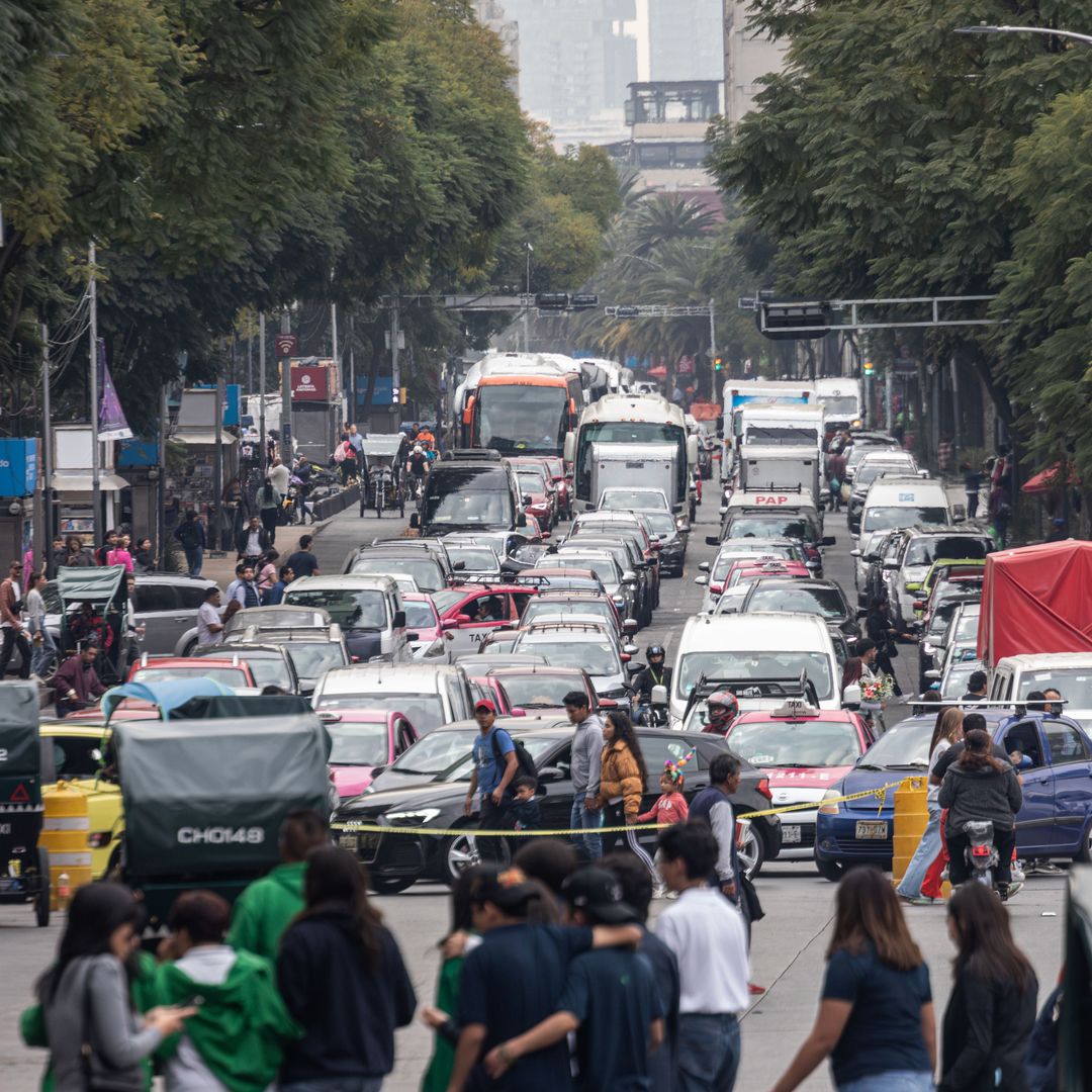 Tráfico en calle de la zona centro de la CDMX