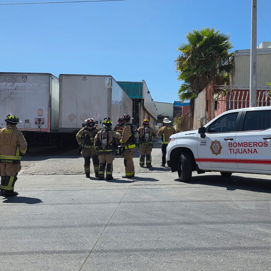 Bomberos Atienden Fuga de Ácido Nítrico Tras Incendio en Fábrica de Tijuana