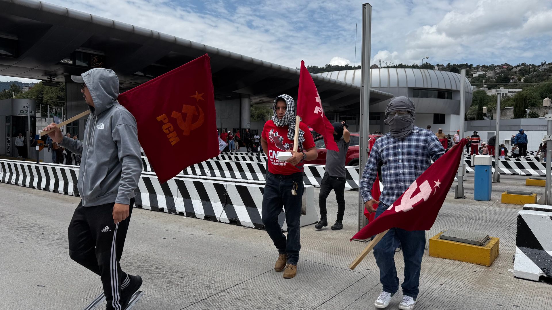 Miembros de la CNTE protestan en las afueras de la SEP. · Santo Tomás, Miguel Hidalgo | Silvana Flores