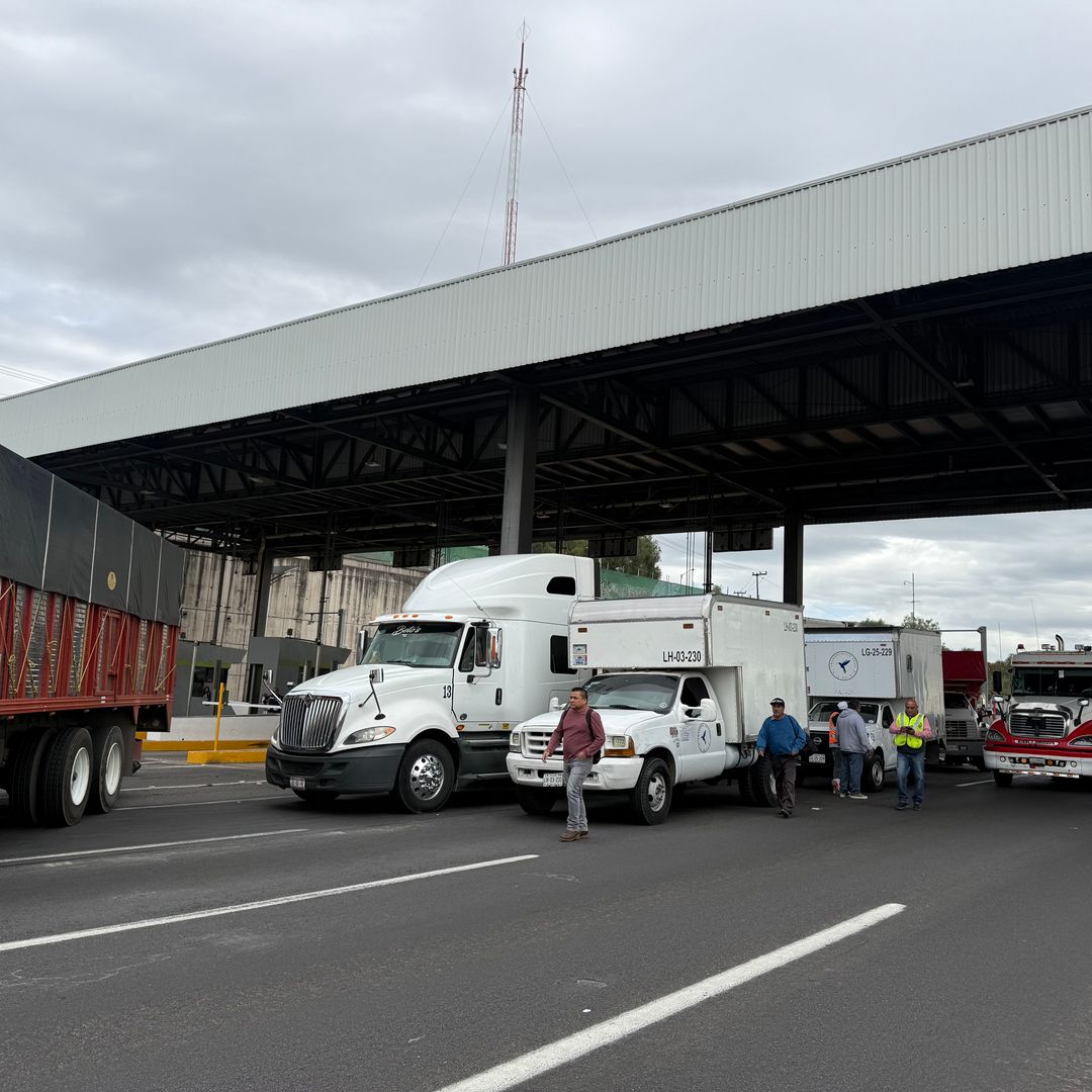 Manifestantes en la caseta de Ecatepec, en la México-Pachuca  | Itzel Cruz Alanis