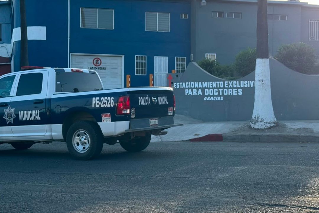 Hombre baleado llega a hospital de Ensenada