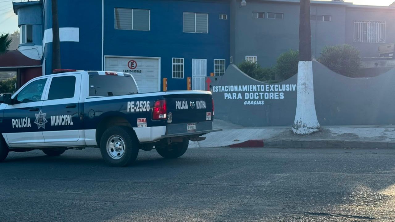 Hombre baleado llega a hospital de Ensenada