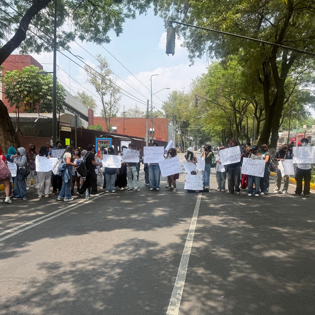 Bloqueo paseo de taxquena por estudiantea IPN · Coyoacan  | Azael Valdes Narvaez