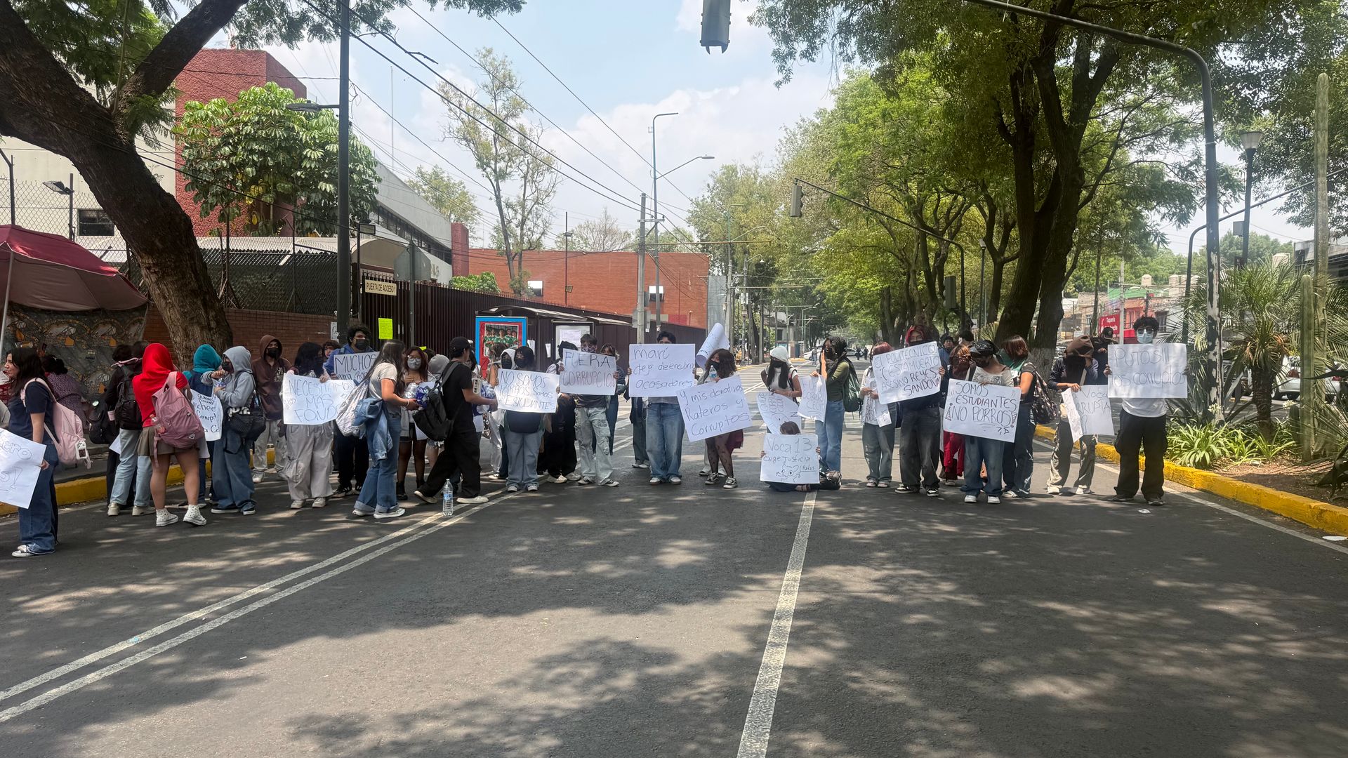 Bloqueo paseo de taxquena por estudiantea IPN · Coyoacan  | Azael Valdes Narvaez