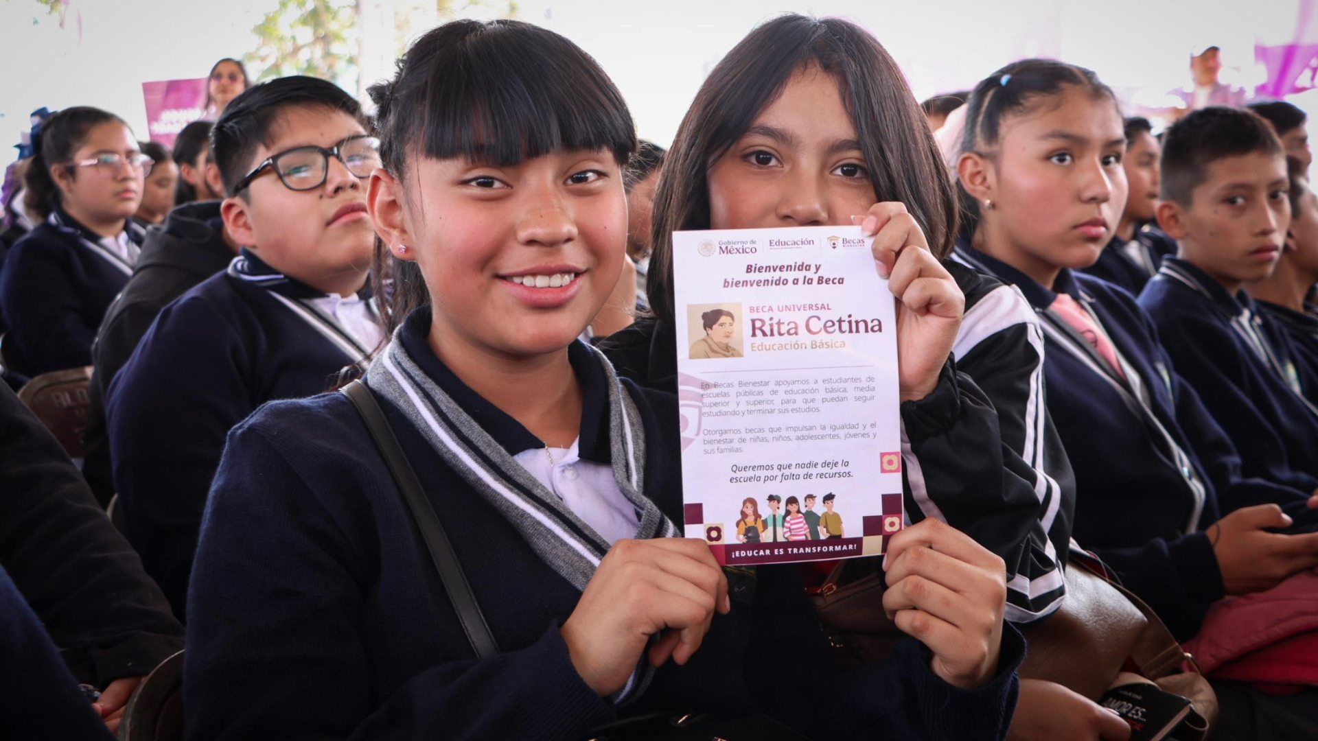 Niñas con folleto Beca Rita Cetina. Anuncio de Calendario de Beca Bienestar Junio 2026