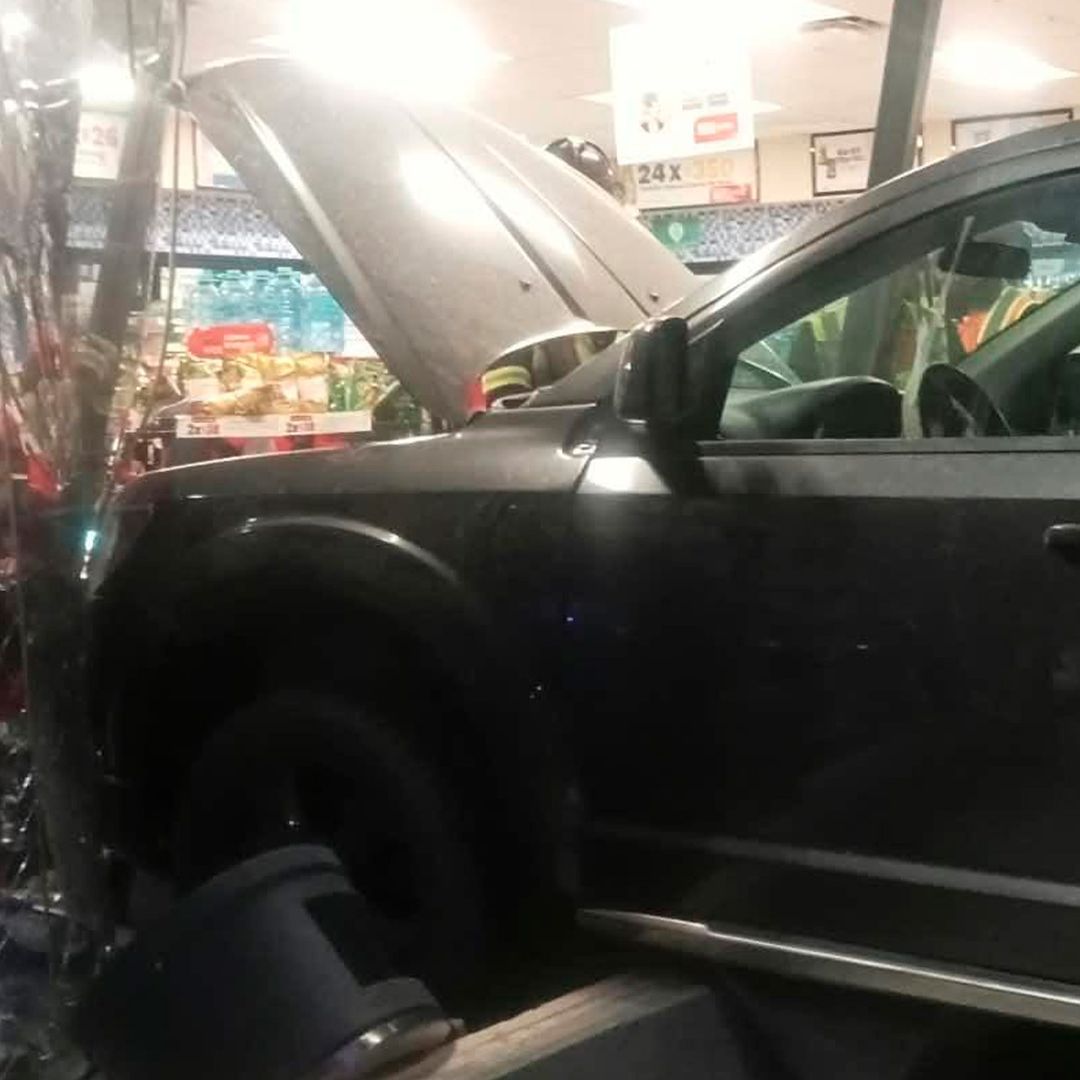 Al confundir los pedales de la camioneta, el conductor terminó dentro de una tienda de conveniencia