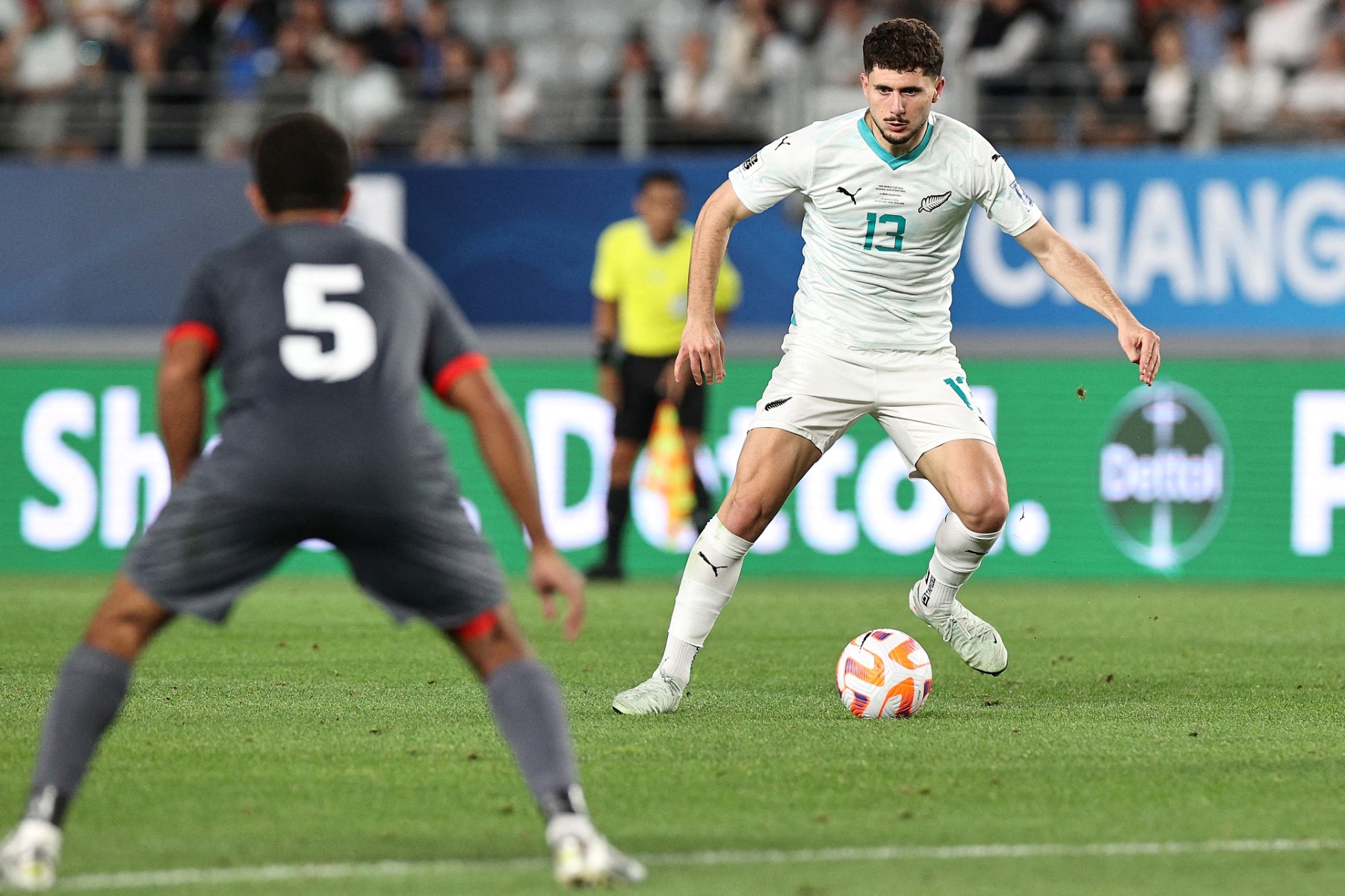 Liberato Cacace, de Nueva Zelanda, controla el balón durante el partido de fútbol de la final del grupo de clasificación para la Copa Mundial de la FIFA 2026 en Oceanía entre Nueva Zelanda y Nueva Caledonia en el estadio Eden Park de Auckland el 24 de marzo de 2025. Foto: AFP