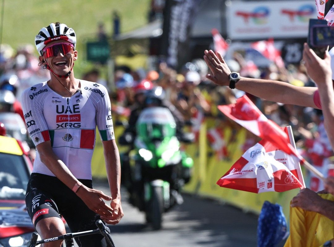 El ciclista mexicano Isaac Del Toro Romero, del equipo UAE Team Emirates XRG, celebra su victoria en la octava y última etapa del Tour Auvergne-Rhone-Alpes. Foto: AFP