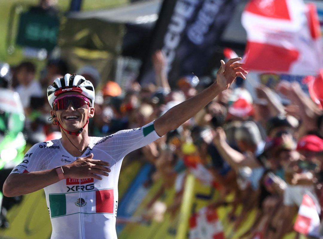 El ciclista mexicano Isaac Del Toro Romero, del equipo UAE Team Emirates XRG, celebra su victoria en la octava y última etapa del Tour Auvergne-Rhone-Alpes. Foto: AFP