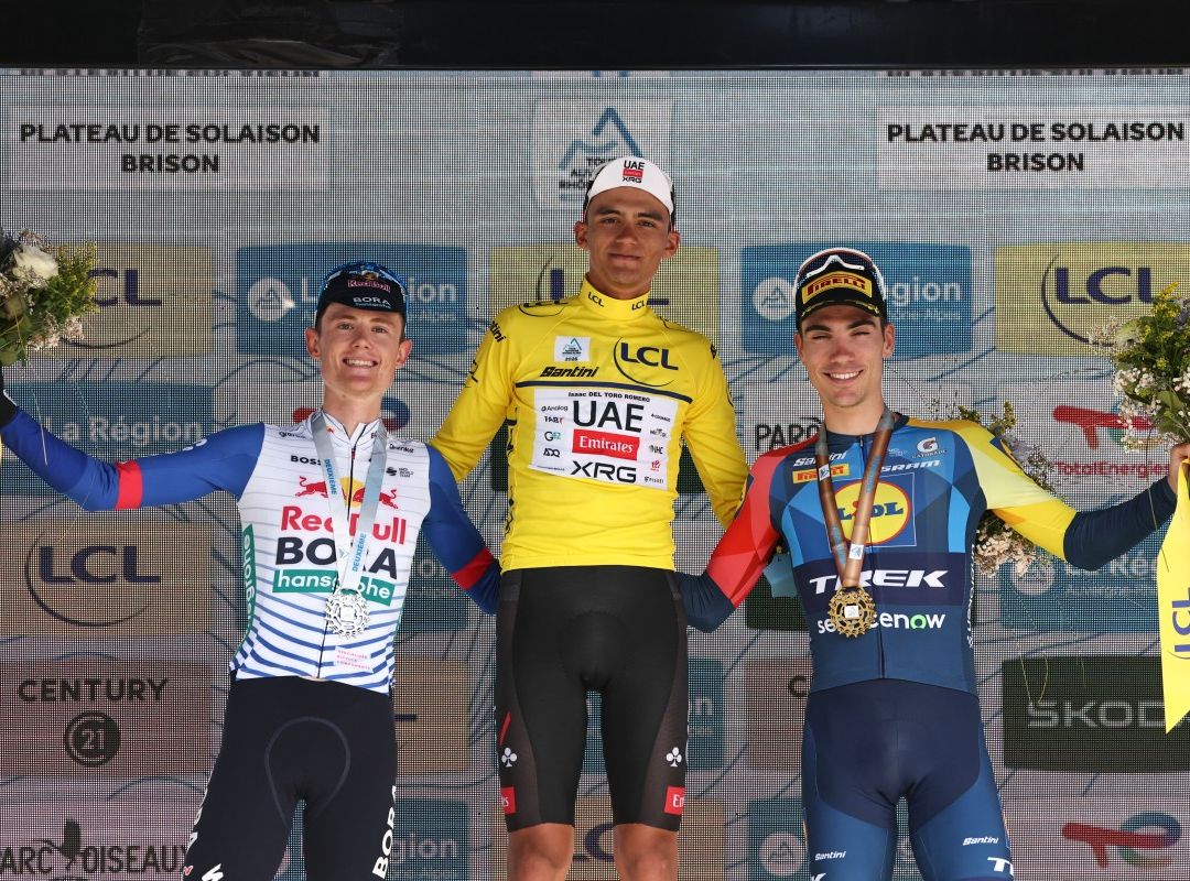 (De izquierda a derecha) El ciclista australiano Luke Tuckwell, del equipo Red Bull - Bora - Hansgrohe, segundo clasificado en la general; el ciclista mexicano Isaac Del Toro Romero, del equipo UAE Team Emirates XRG, ganador de la general, que viste el maillot amarillo de líder; y el ciclista español Juan Ayuso, del equipo Lidl-Trek, tercero clasificado, celebran en el podio tras la octava y última etapa del Tour Auvergne-Rhone-Alpes. Foto: AFP