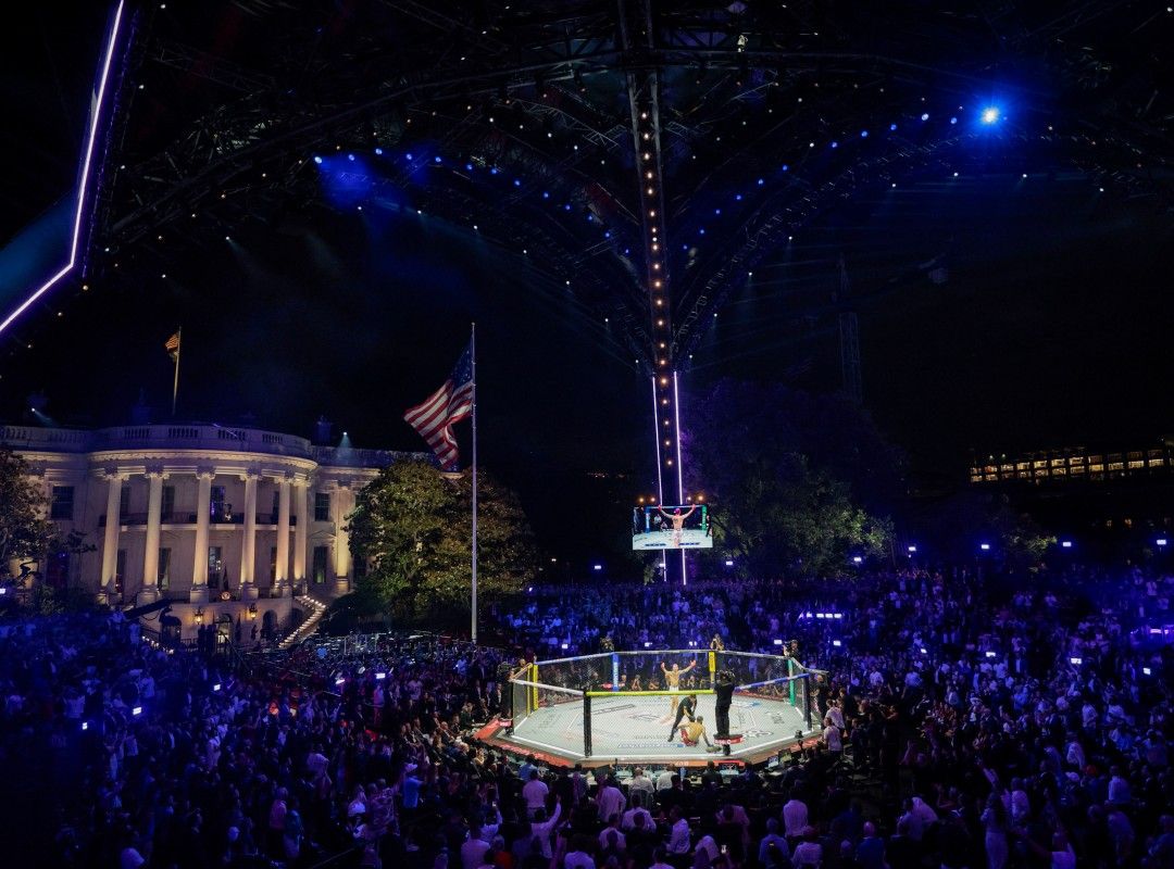 El estadounidense Sean O'Malley, especialista en artes marciales mixtas, derrota al canadiense Aiemann Zahabi en su combate de peso gallo en el evento UFC Freedom 250, celebrado en el jardín sur de la Casa Blanca en Washington, D.C., el 14 de junio de 2026. (Foto de Evan Vucci / POOL / AFP)