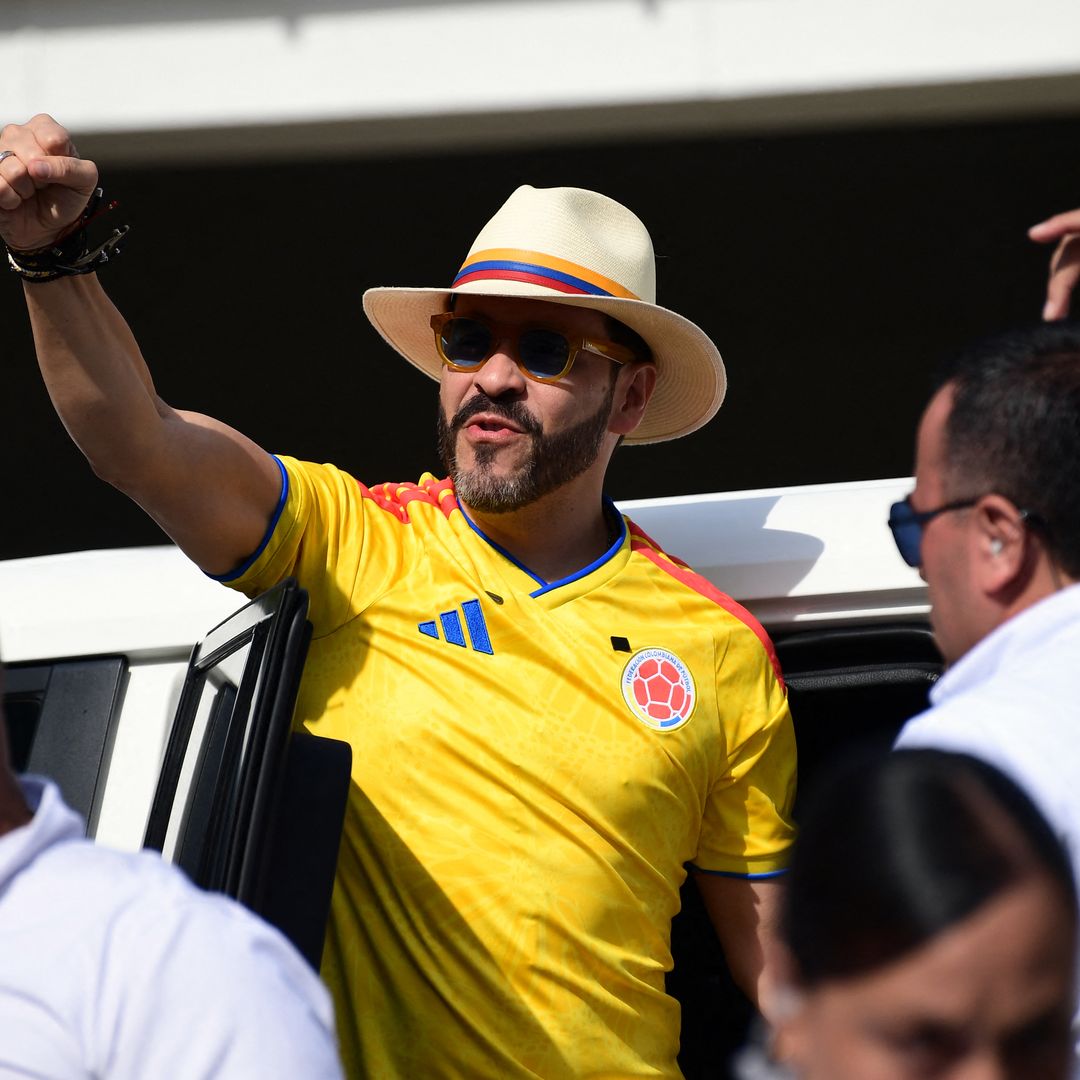 Abelardo de la Espriella, levanta el puño cerrado en un colegio electoral durante la segunda vuelta de las elecciones presidenciales en Barranquilla, Colombia, el 21 de junio de 2026. Foto: AFP