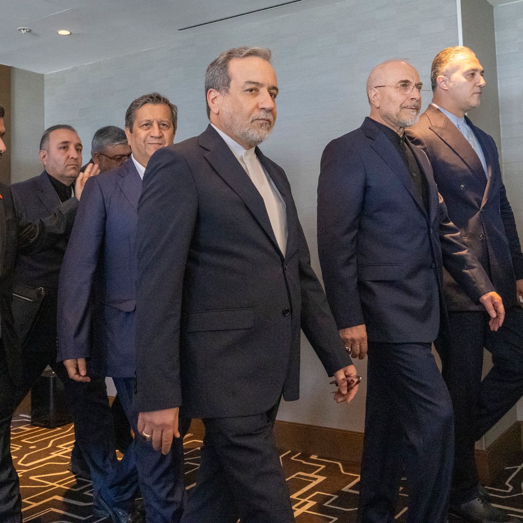 La delegación iraní, que incluye al Ministro de Asuntos Exteriores de Irán, Abbas Araghchi (C), y al Presidente del Parlamento Islámico de Irán, Mohammed Bagher Ghalibaf (2.º por la derecha). Foto: AFP