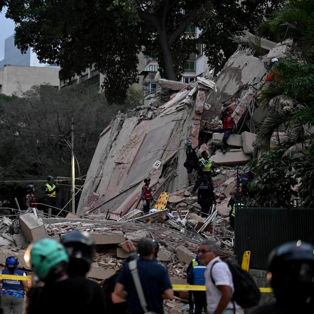 Los rescatistas buscan víctimas entre los escombros de un edificio derrumbado tras el terremoto que sacudió Caracas el 24 de junio de 2026. Un sismo de magnitud 7.1 sacudió Venezuela el miércoles, según informó el Servicio Geológico de Estados Unidos (USGS), provocando pánico en Caracas, de acuerdo con periodistas de AFP.
