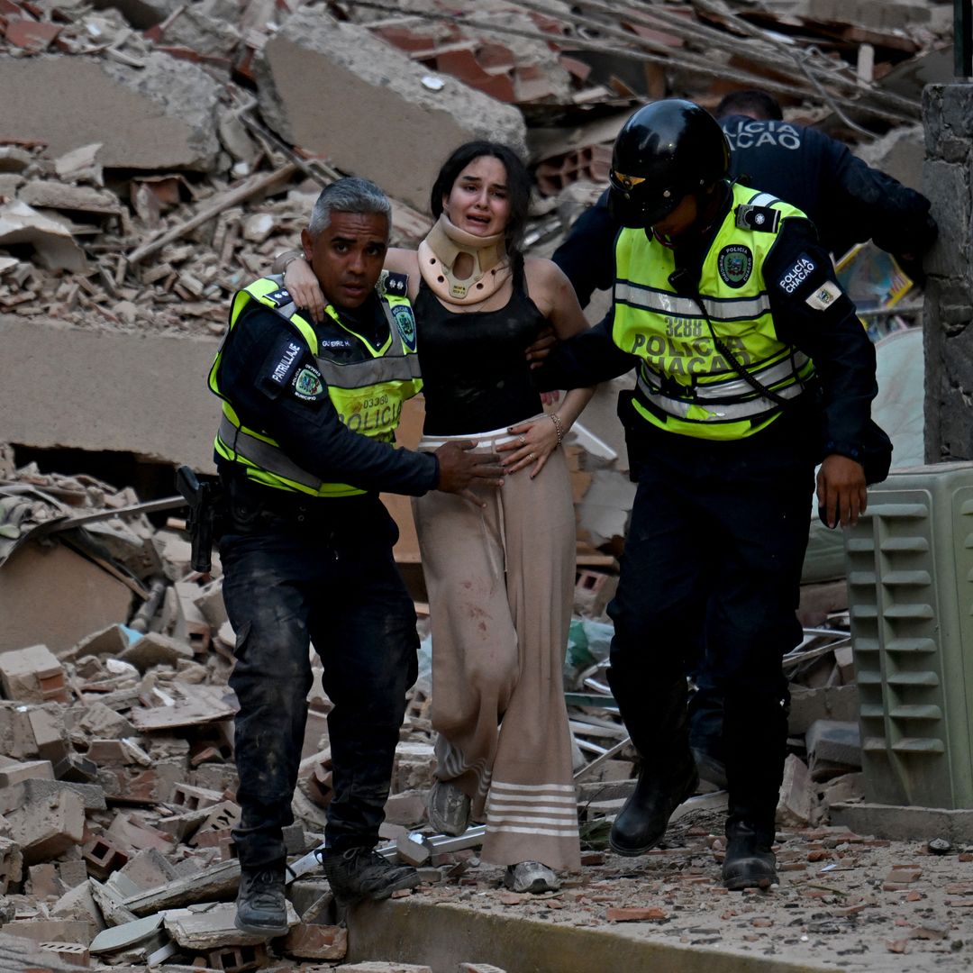 Agentes de la policía municipal evacuan a una víctima herida de un edificio derrumbado tras un terremoto en Caracas el 24 de junio de 2026. Foto: AFP