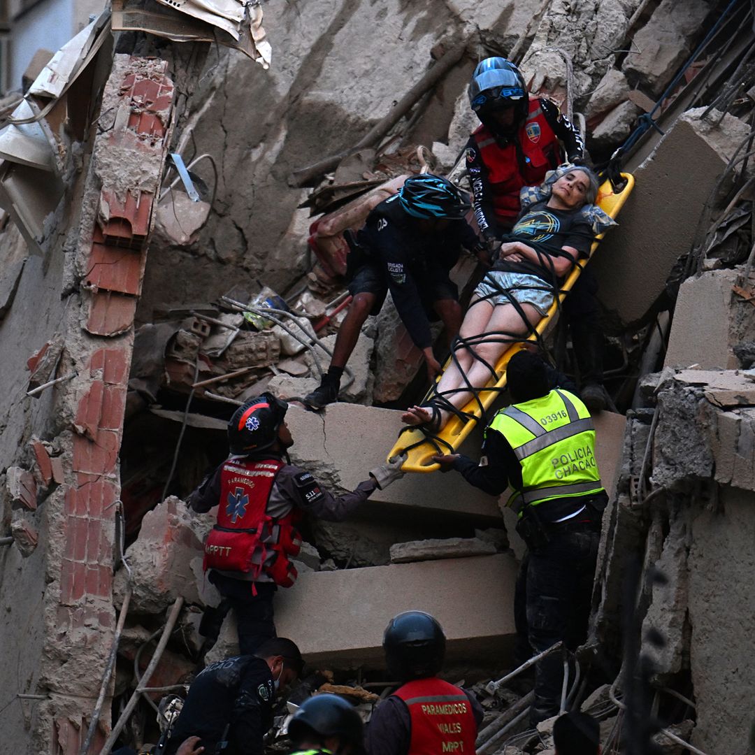 Los rescatistas sacan a una persona en camilla de un edificio derrumbado tras el terremoto que sacudió Caracas el 24 de junio de 2026. Foto: AFP