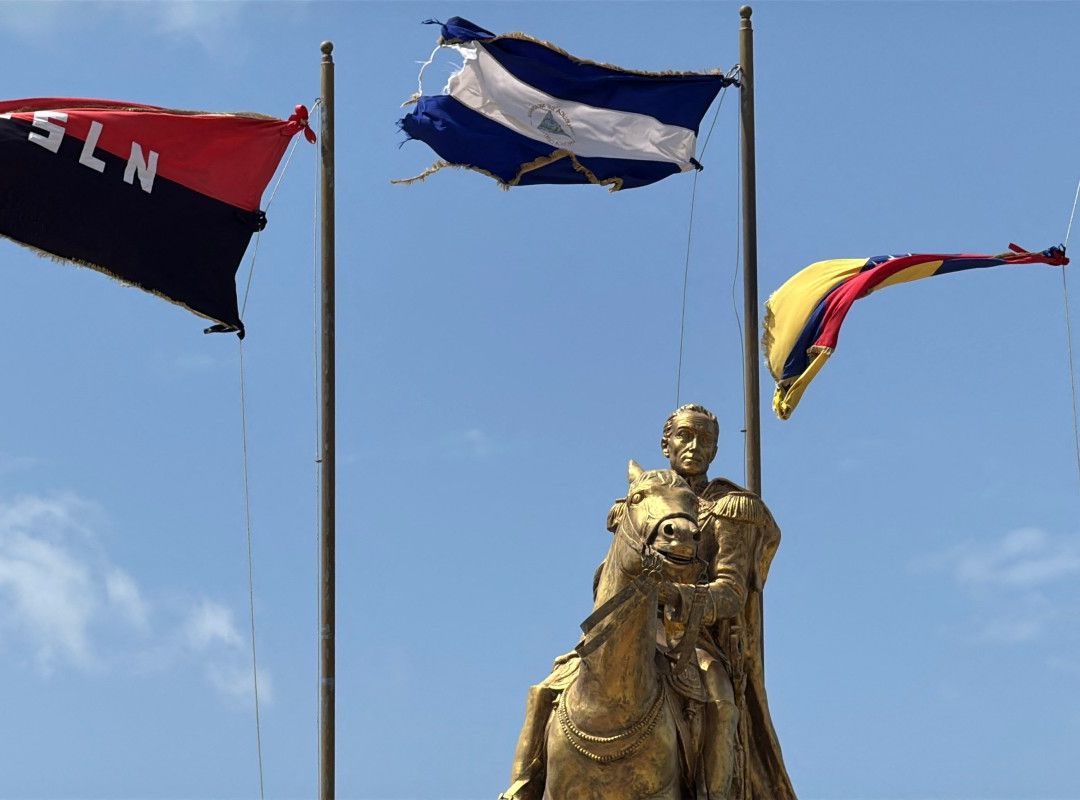 Monumento a Simón Bolívar, flanqueado por banderas de Nicaragua, Venezuela y el FSLN, en el Malecón de Managua.