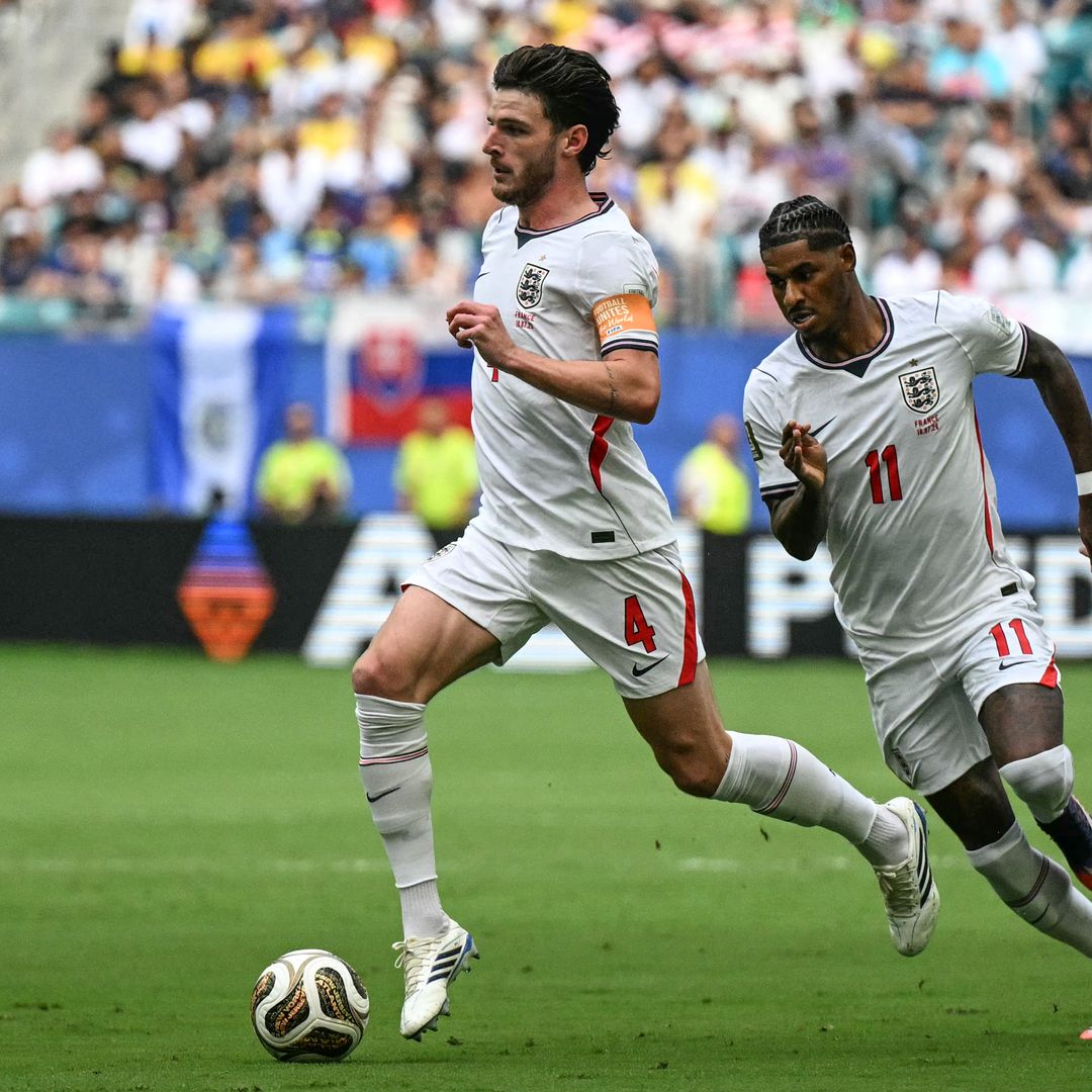 El centrocampista inglés Declan Rice, número 4, controla el balón y posteriormente anota el primer gol de su equipo durante el partido por el tercer puesto del Mundial de Fútbol de 2026 entre Francia e Inglaterra, disputado en el Miami Stadium de Miami el 18 de julio de 2026. Foto: AFP