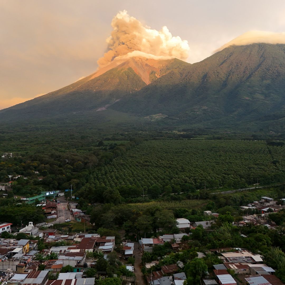 El Volcán de Fuego hizo erupción el 4 de agosto de 2026 en Alotenango, Guatemala. Las autoridades activaron la alerta naranja ante el incremento de la actividad volcánica.