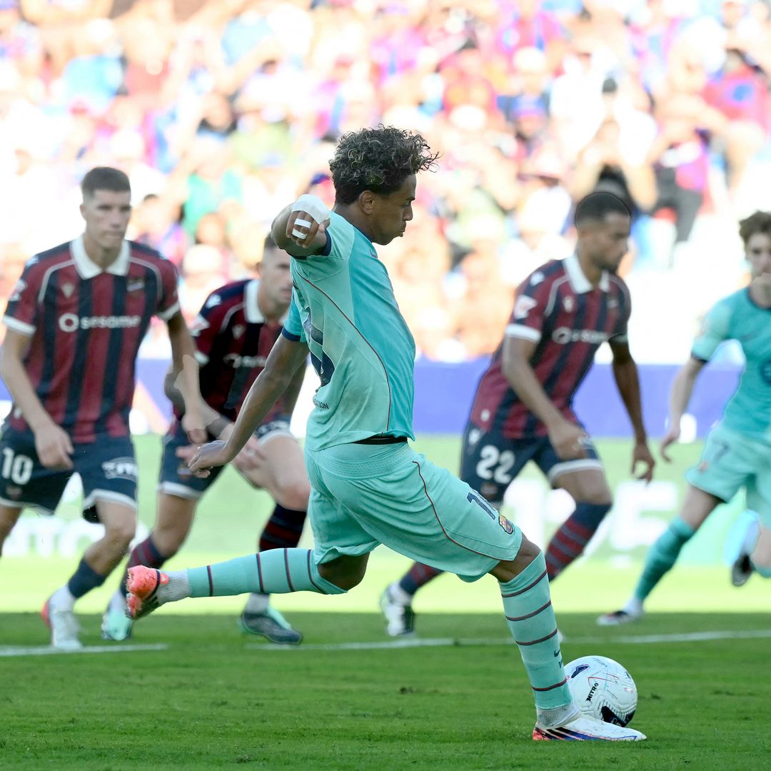 El delantero español del Barcelona, Lamine Yamal, número 10, anota el tercer gol de su equipo desde el punto de penalti durante el partido de la liga española entre el Levante UD y el FC Barcelona en el estadio Ciutat de Valencia, el 13 de septiembre de 2026. (Foto de JOSE JORDAN / AFP)
