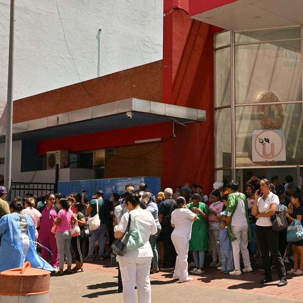 Varias personas permanecen de pie frente a la sala de maternidad del hospital Santo Tomás, tras el terremoto de magnitud 7.6 que sacudió el país. Foto: AFP