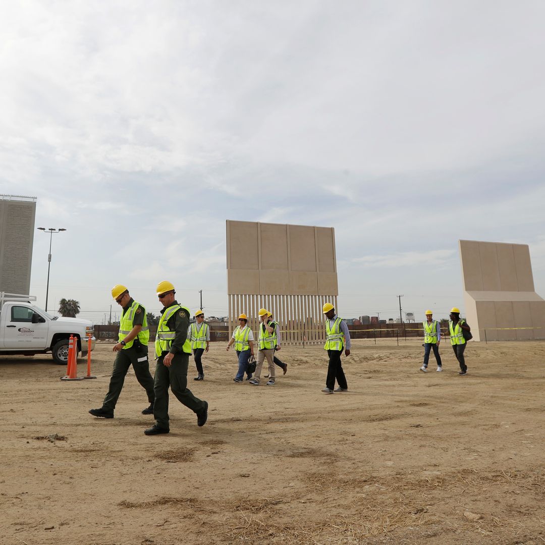 Prototipos de muro fronterizo en una zona de construcción cerca de la frontera con Tijuana. Foto: AP