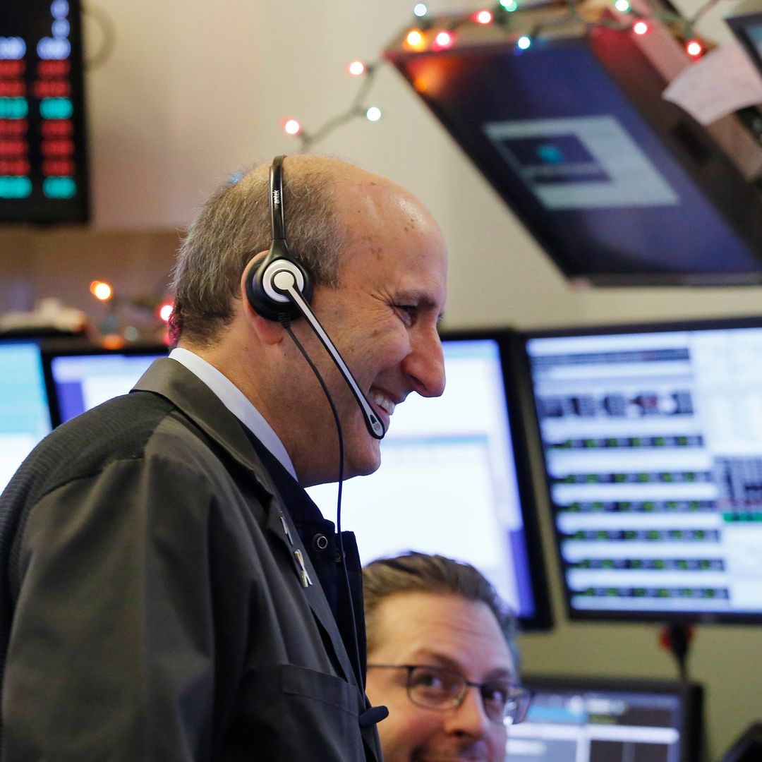 Corredores trabajan en la Bolsa de Valores de Nueva York. Foto: AP