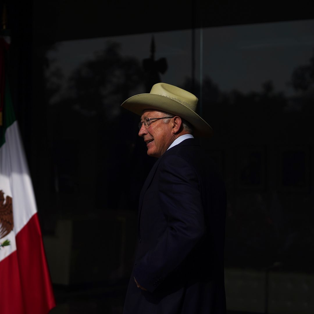 Ken Salazar luego de conferencia de prensa en la Ciudad de México el 17 de octubre de 2022.