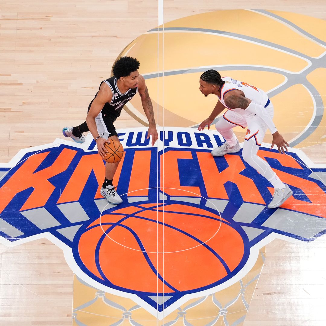 Dylan Harper (2), base de los San Antonio Spurs, avanza con el balón mientras Miles McBride (2), base de los New York Knicks. Foto: AP