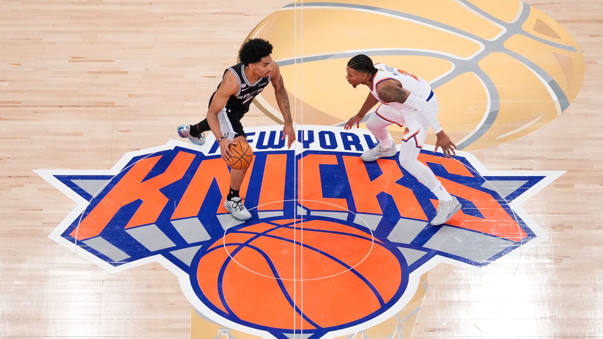 Dylan Harper (2), base de los San Antonio Spurs, avanza con el balón mientras Miles McBride (2), base de los New York Knicks. Foto: AP