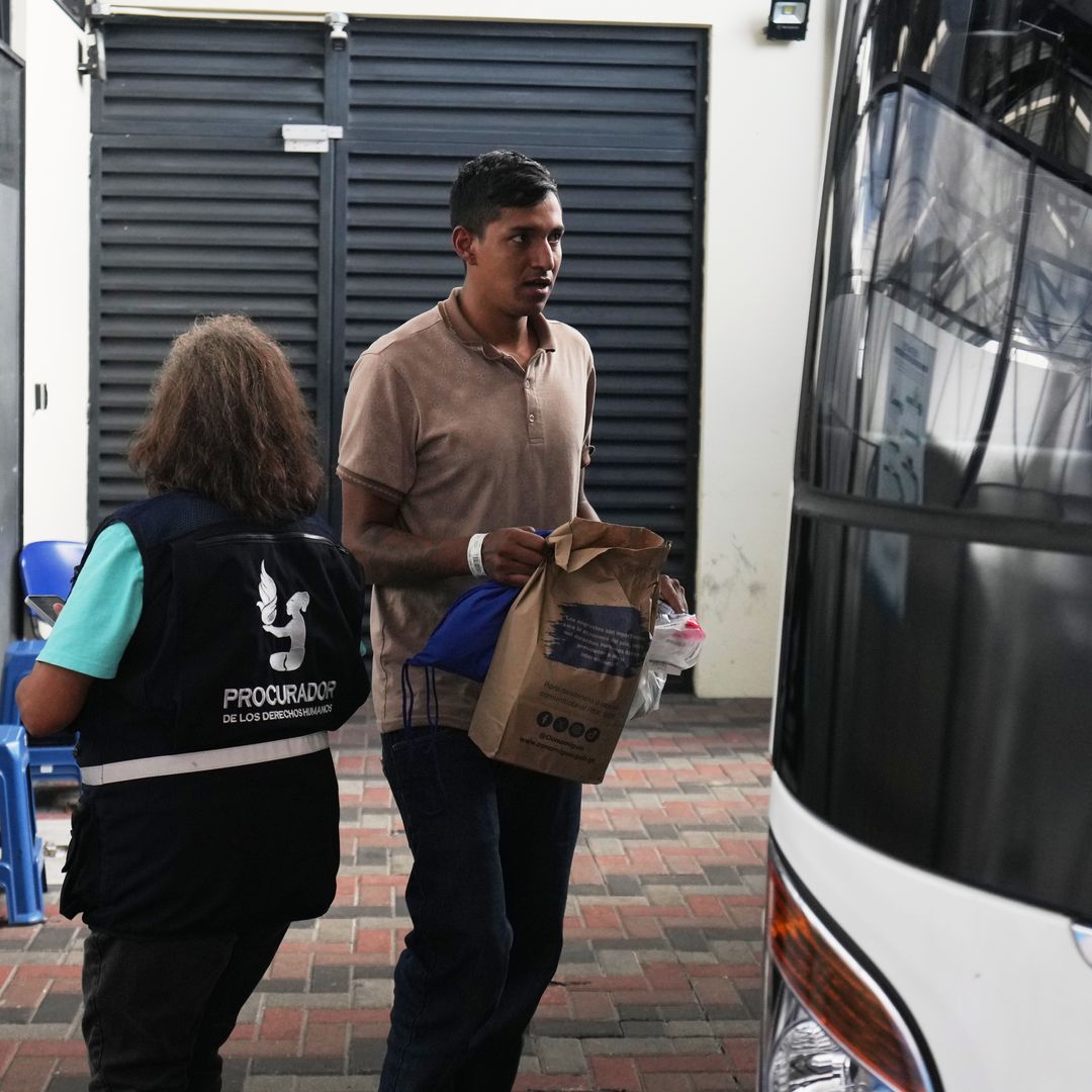Mexicano enviado a Guatemala por EUA se dirige a autobús para ser llevado a Chiapas.