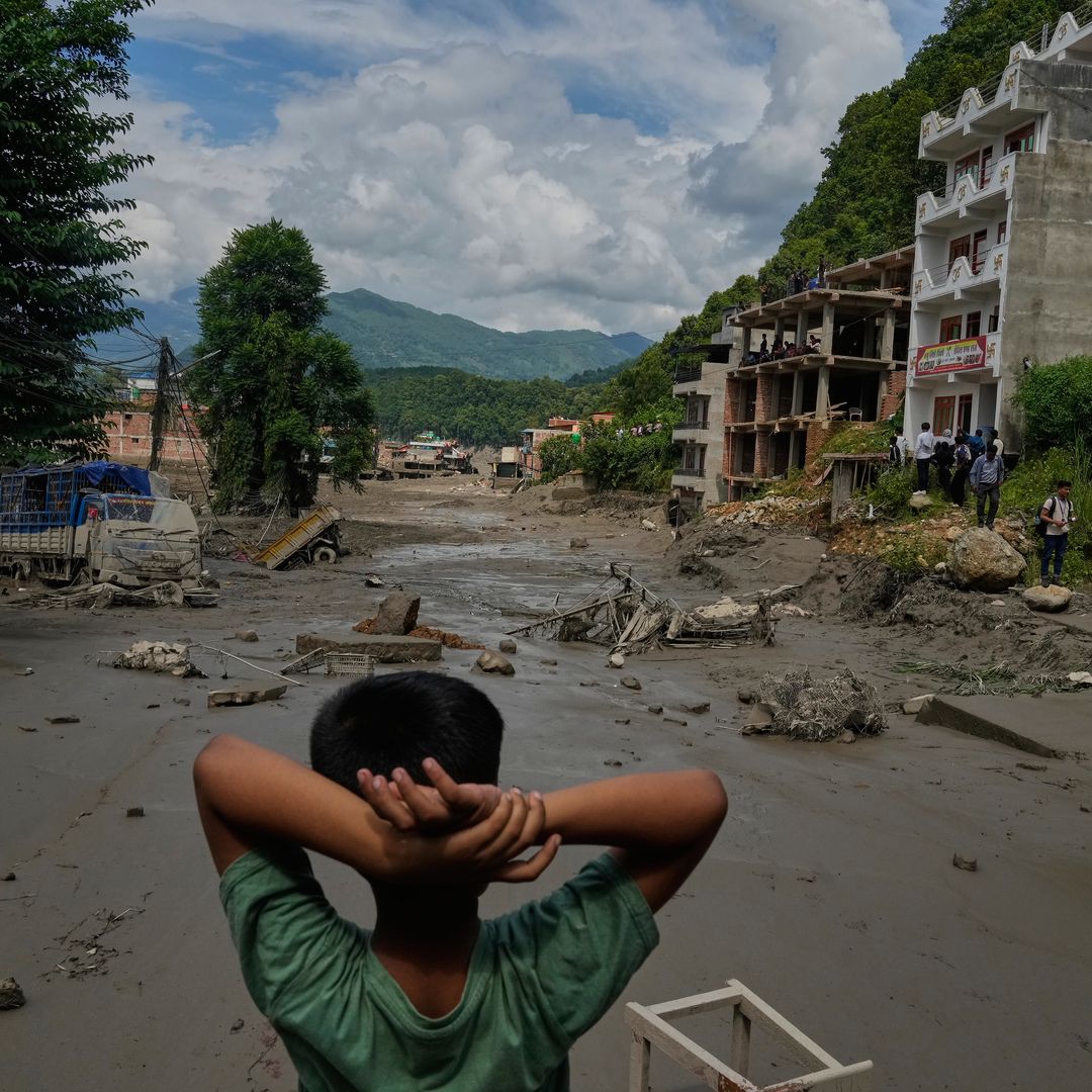 Un niño observa los estragos causados por una inundación repentina a lo largo del río Trishuli. Foto: AP