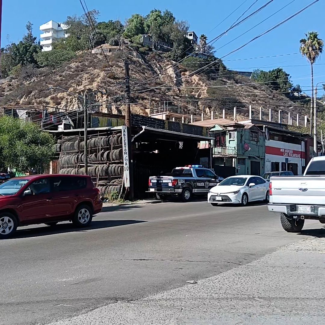 Unidades de la Policía Municipal Resguardando el Área Exterior de la Llantera