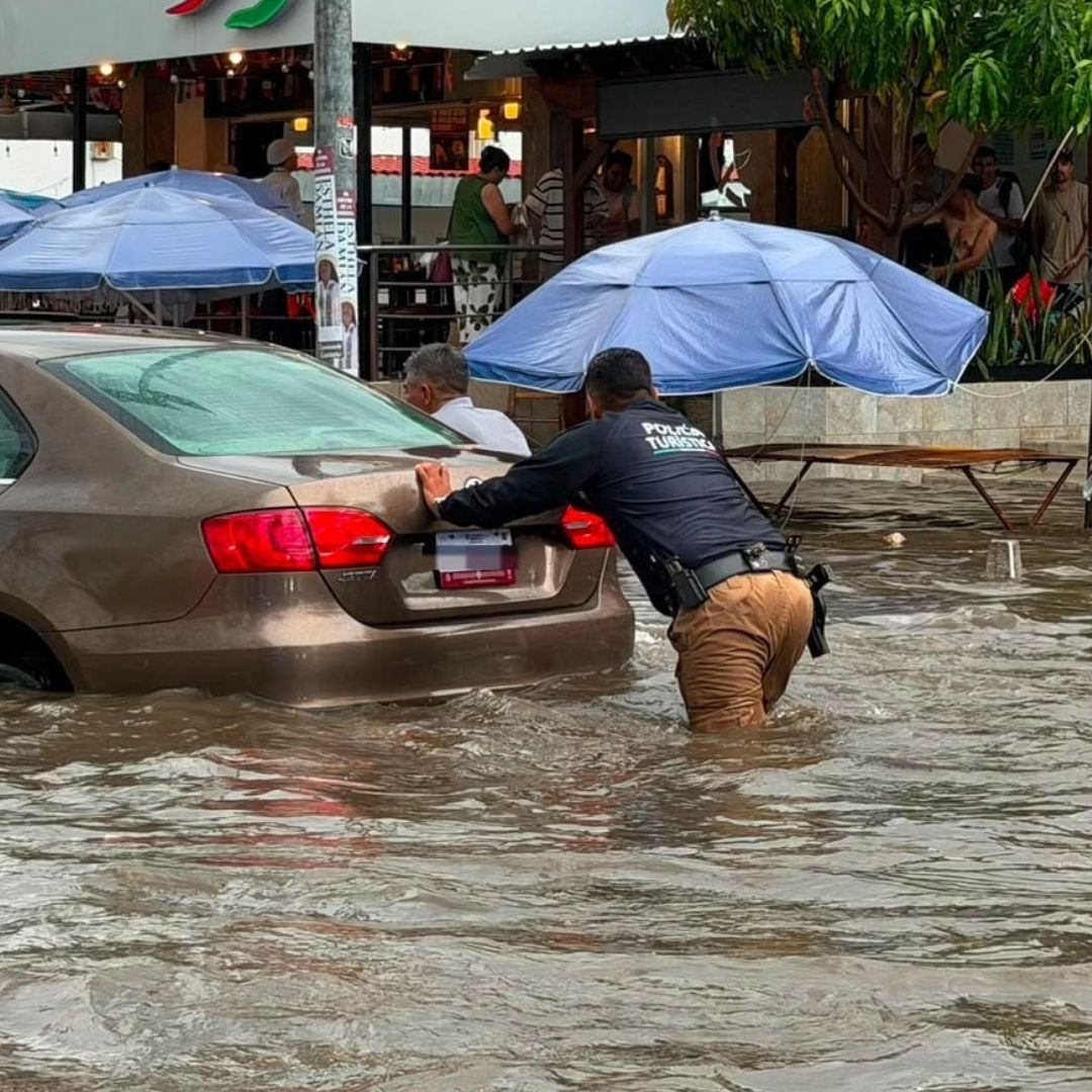 Fuertes Lluvias Inundan la Costera Miguel Alemán en Acapulco. Foto: N+