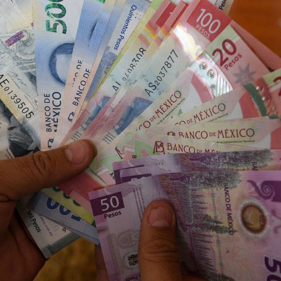 Billetes mexicanos de distintas denominaciones. Aguinaldo Pensionados IMSS fecha de entrega 2026