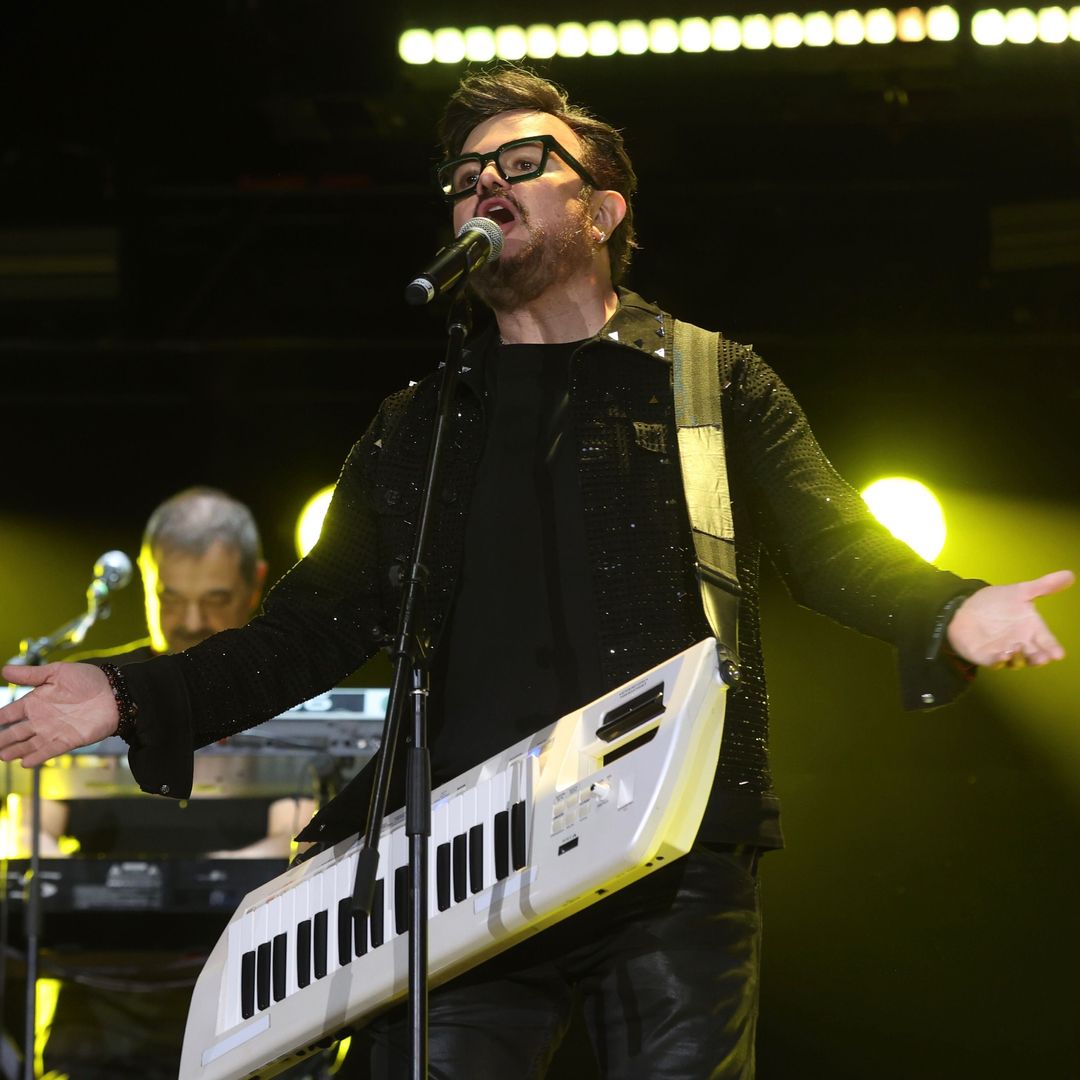 Aleks-Syntek-Anuncia-Se-Va-de-Mexico-Borra-el-Mensaje