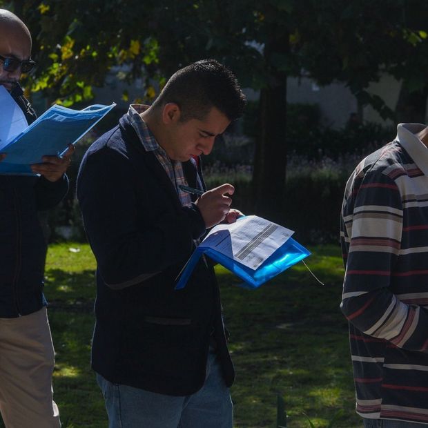 Hombres haciendo fila.Convocatoria Apoyo al Desempleo CDMX 2026
