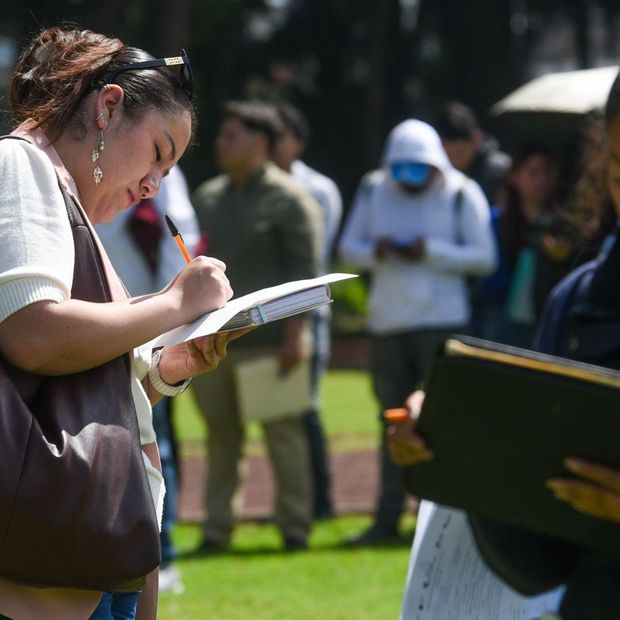 Mujeres haciendo solicitud de empleo. Link con Folios Aprobados del Apoyo Desempleo CDMX.