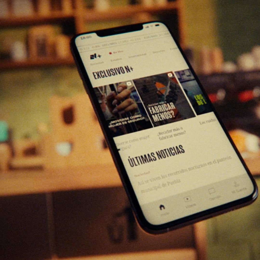 Celular muestra contenido en app Nmás. Cómo descargar app Nmas en iOS y Android.