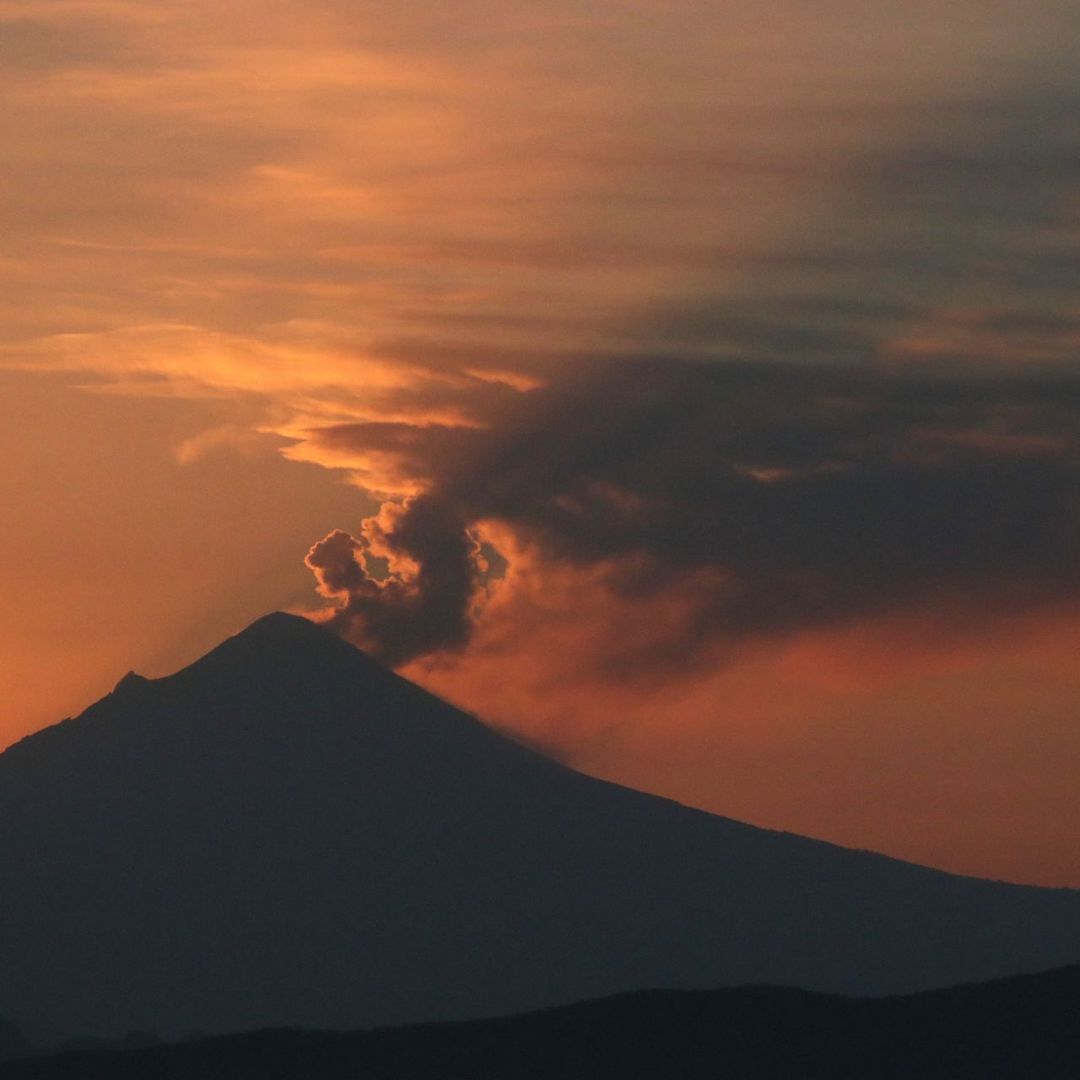 La silueta del volcán Popocatépetl es bañada por la luz del amanecer. Foto: Cuartoscuro/Archivo