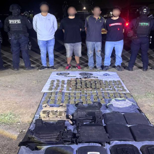 La mercancía y los hombres detenidos fueron presentados ante las autoridades correspondientes.