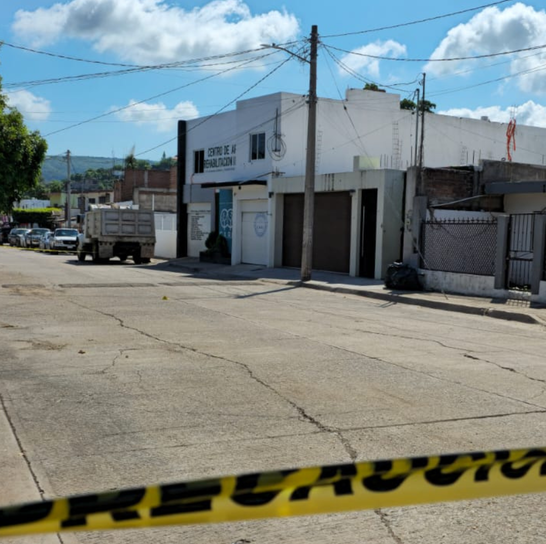 La fachada del centro quedó con impactos de bala y algunos cristales fueron destruidos