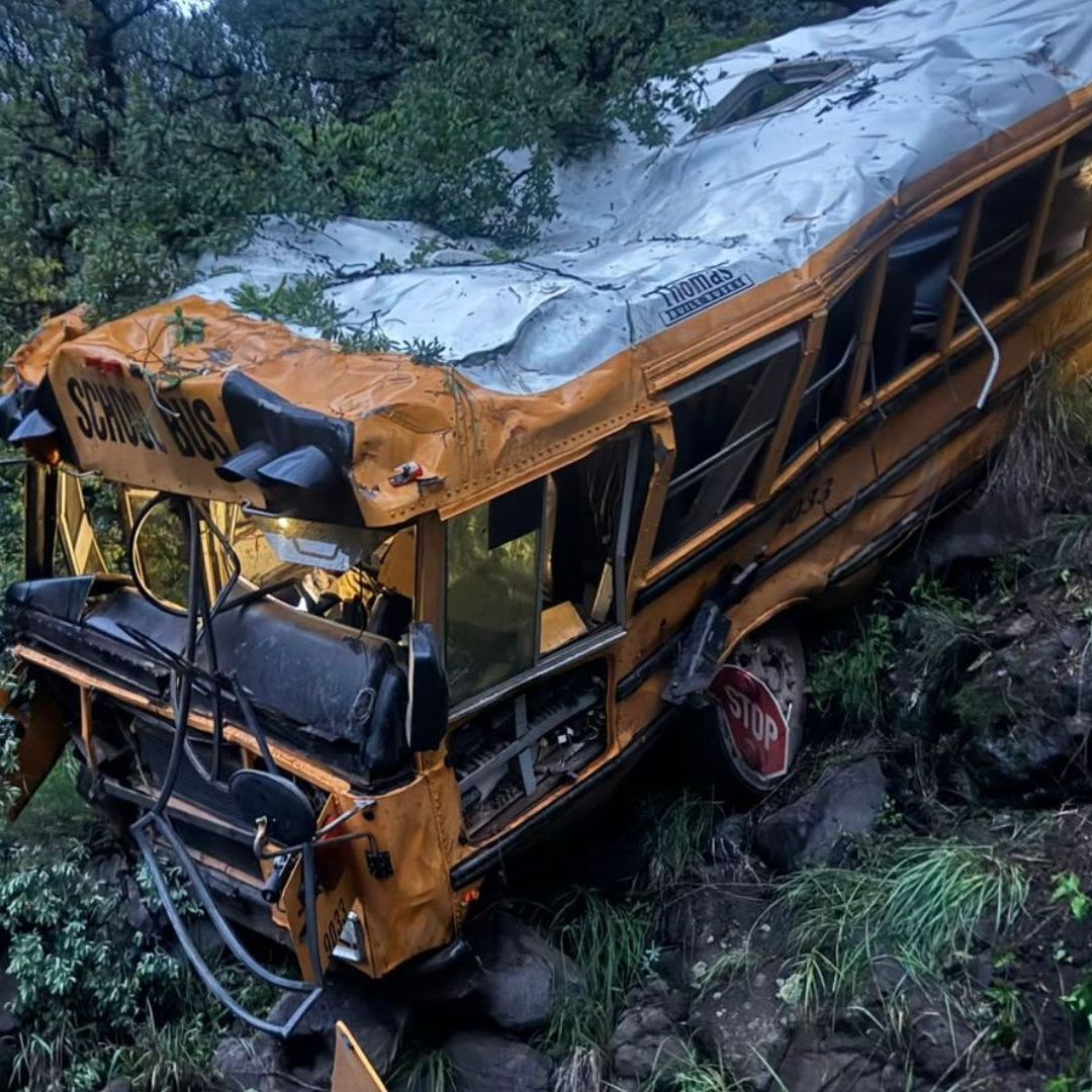 Autobús con Familias Menonitas Cae a Barranco en Madera; Reportan un Muerto y 25 Lesionados