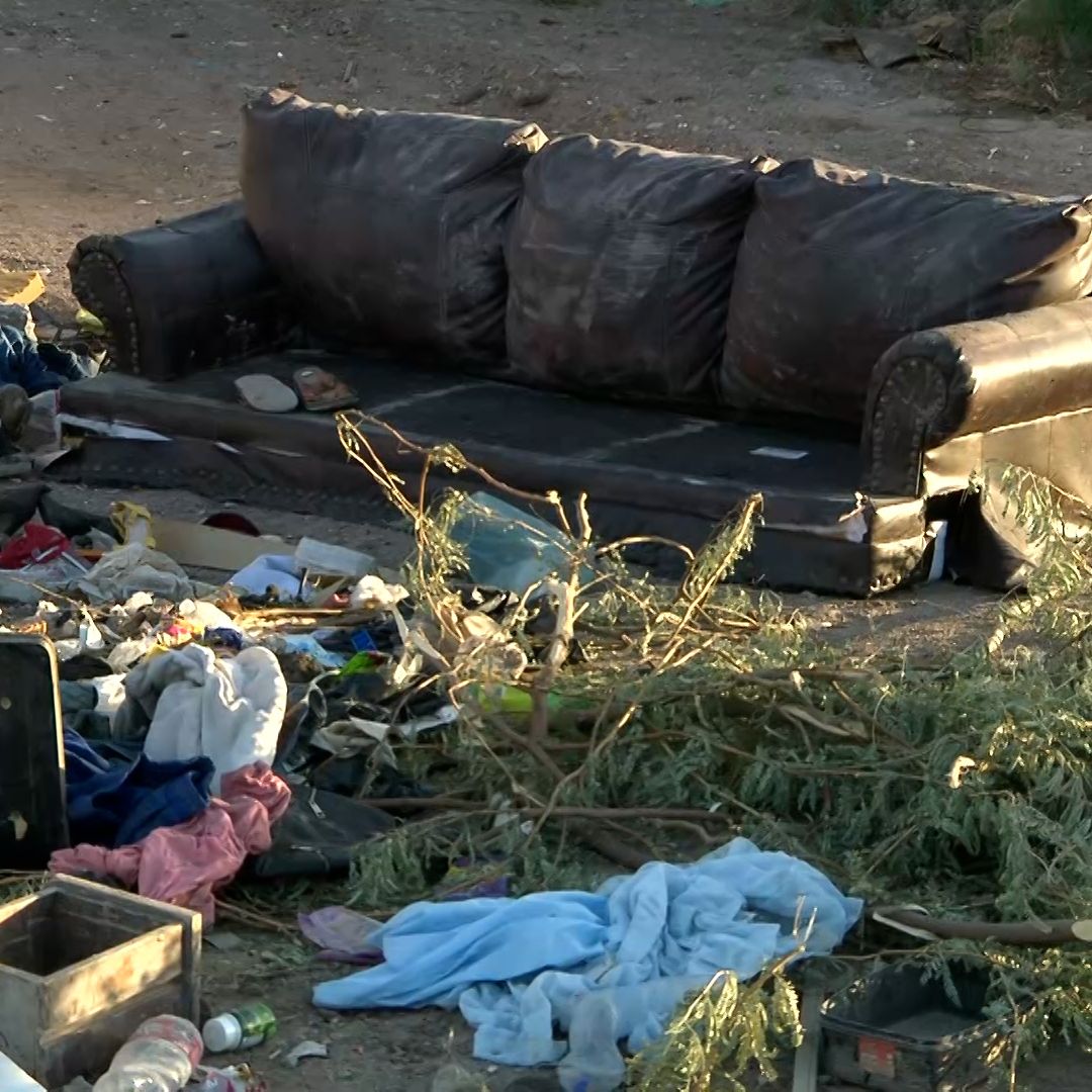 Basurero clandestino en la avenida Monserrath de Mexicali