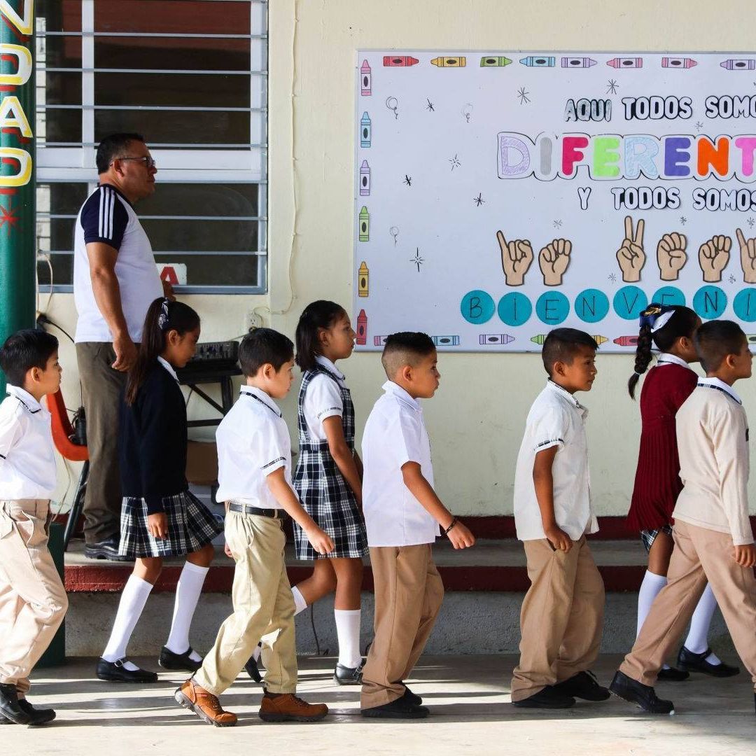 Alumnos de Primaria en escuela. Quienes Quedan Fuera Beca Rita Cetina en 2026