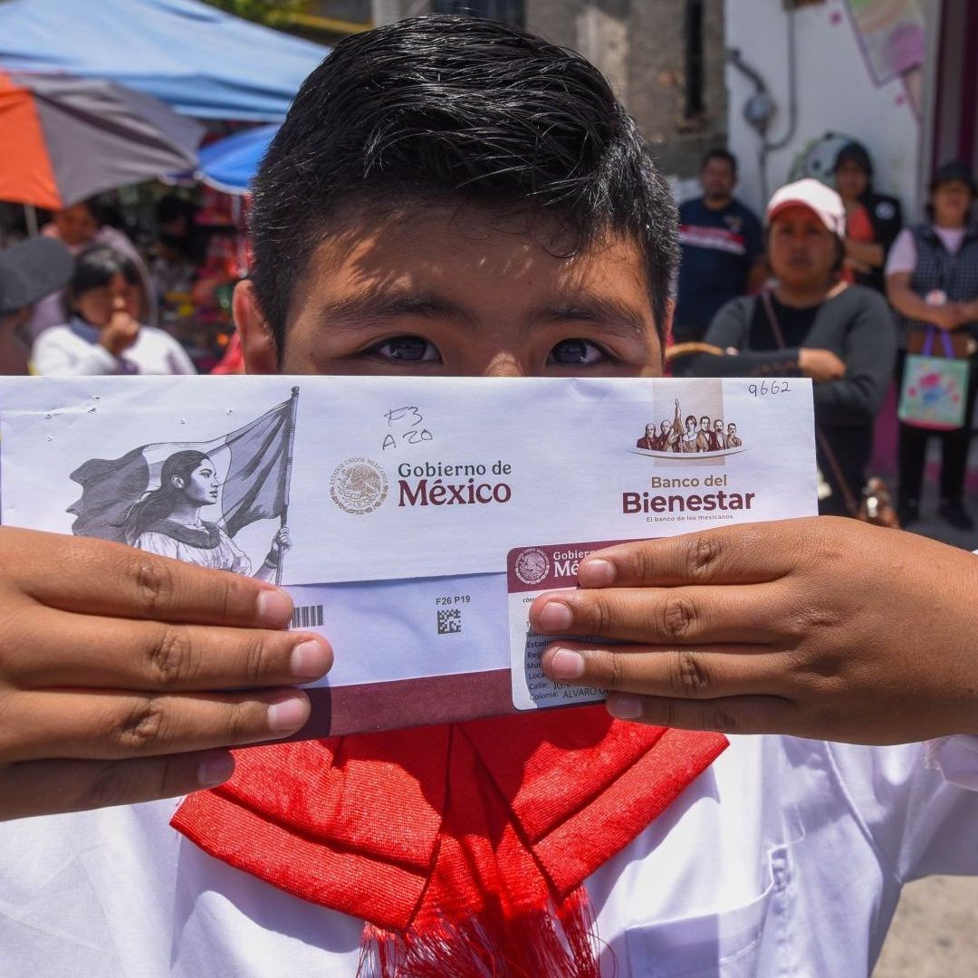 Niño con Tarjeta de la Beca Bienestar. Calendario de Entrega de Tarjeta Beca Rita Cetina Julio 2026.