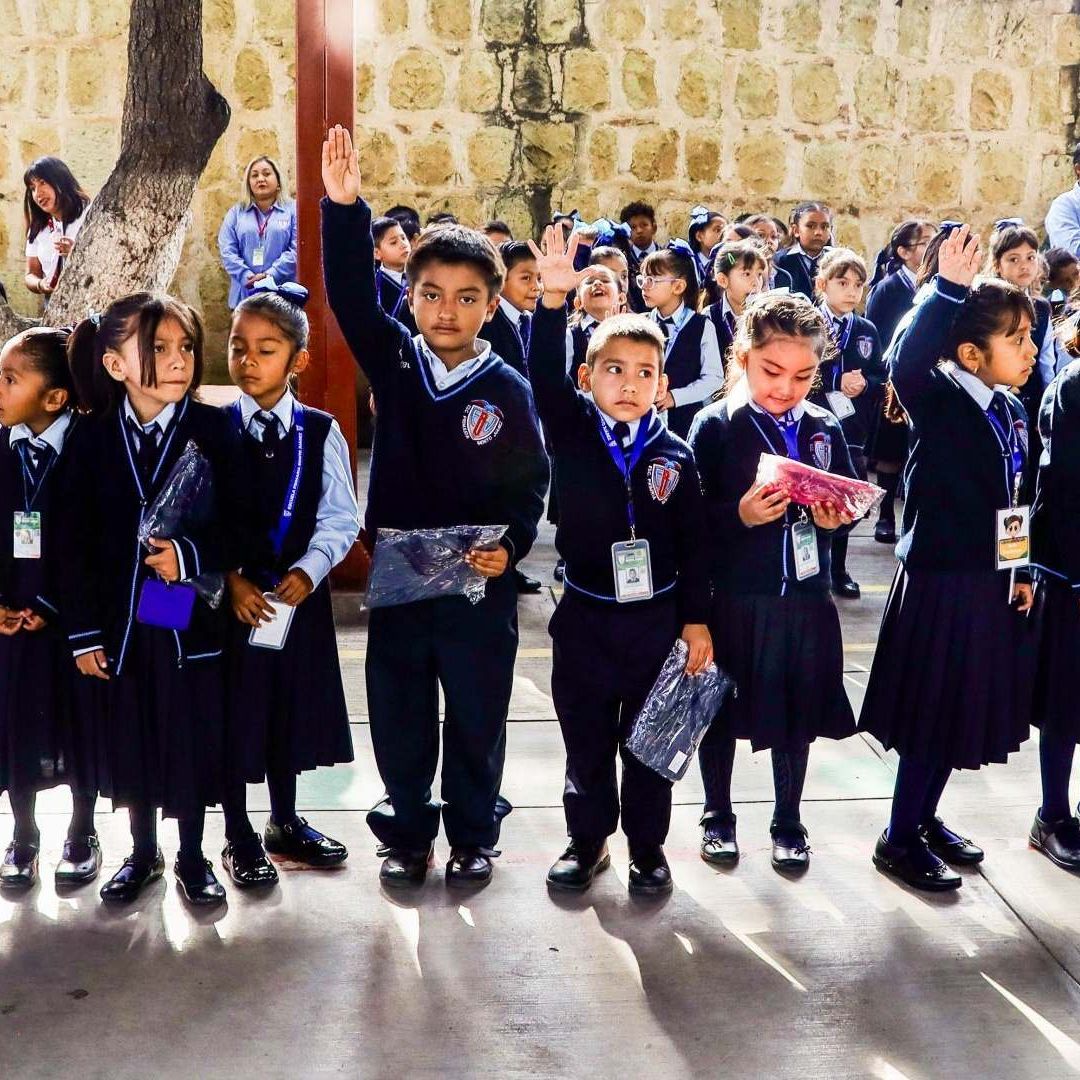 Niños estudiantes de primaria. Apoyo Económico para Uniformes y Útiles Escolares.